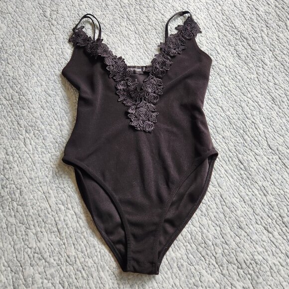 PrettyLittleThing Black Bodysuit with Crochet Floral Front Design - Picture 4 of 8
